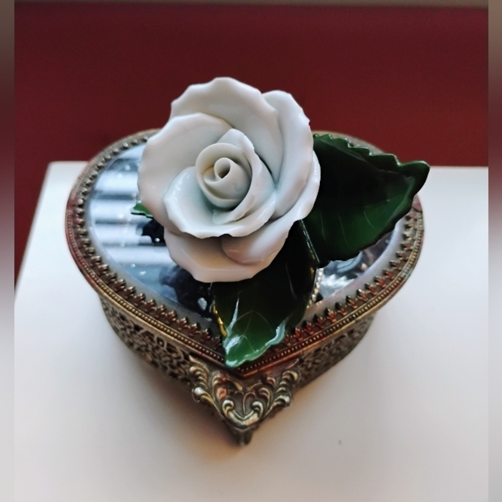 AUTHENTIC EUROPEAN ANTIQUE White Porcelain Rose - HOME DECOR - MADE IN HUNGARY🕊